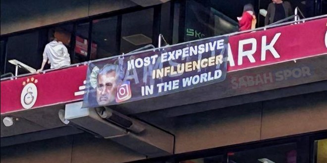 Galatasaray tribünlerinden Mourinho'ya gönderme!
