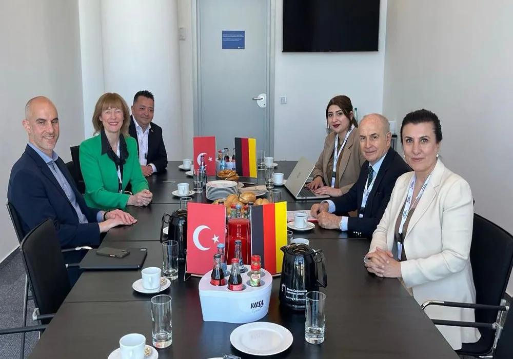 İmamoğlu’na Uluslararası Dayanışma: Hannover’de Alkışlarla Anıldı
