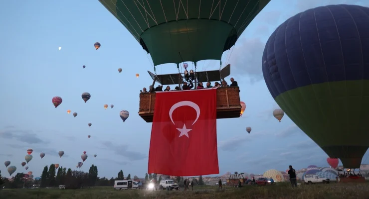 Kapadokya'da balonlar Türk bayrakları ile uçtu