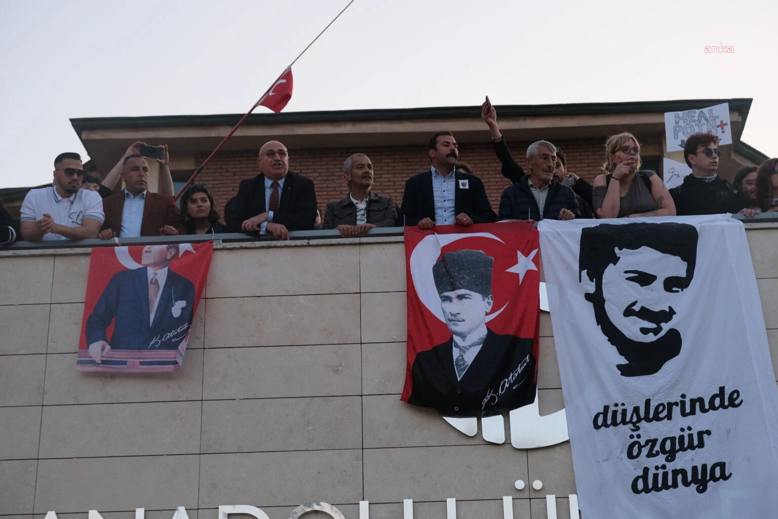 Öğrenciler rektörlüğün önüne Ali İsmail Korkmaz'ın fotoğrafını astı