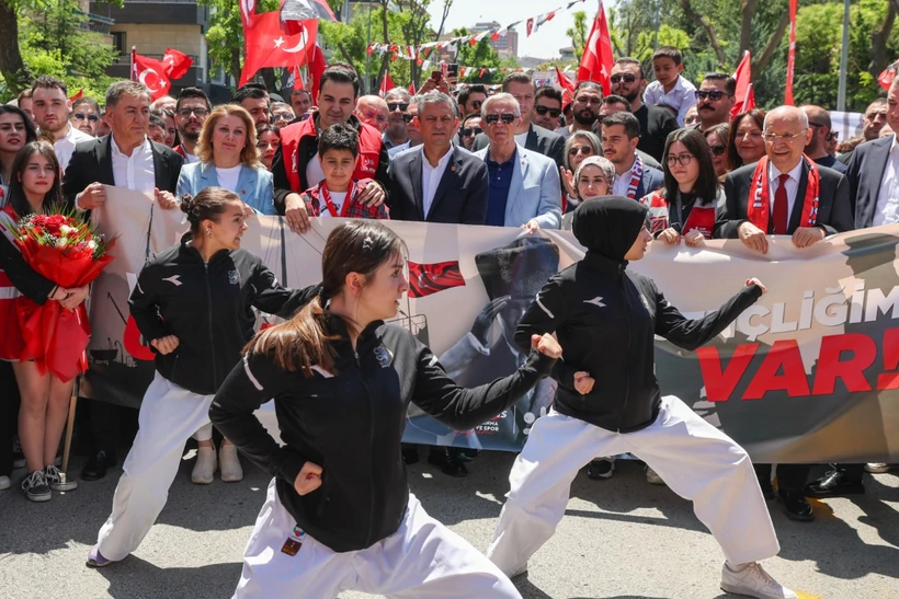 Özgür Özel, AKP'li gençlere seslendi: Tayyip Bey topu götürüyor, kesecekmiş
