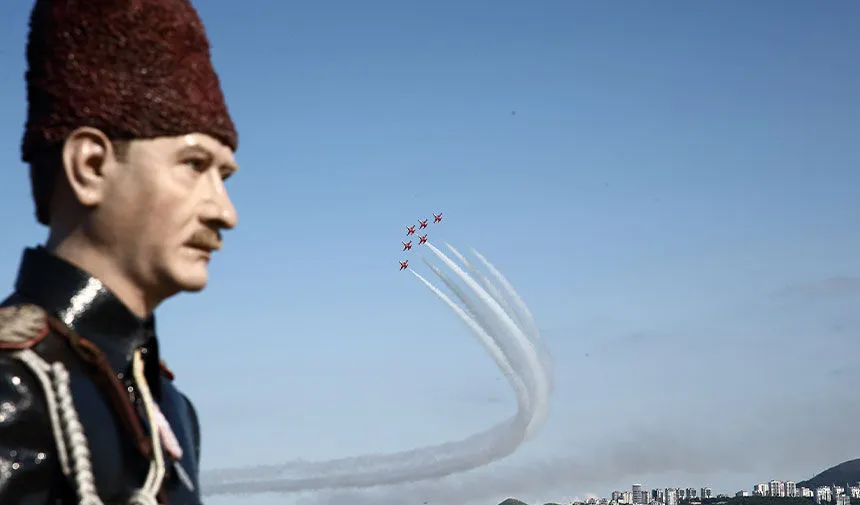 SOLOTÜRK'ten Samsun semalarında 19 Mayıs gösterisi